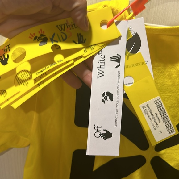 Host pick ⭐️NWT Off-White Kids Yellow & Black Arrow T-Shirt
by Off-White size 10 - Picture 9 of 10